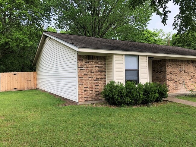 3705 Choctaw St in Bryan, TX - Foto de edificio - Building Photo