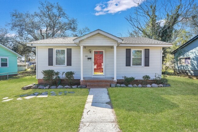property at 2211 Hawthorne St