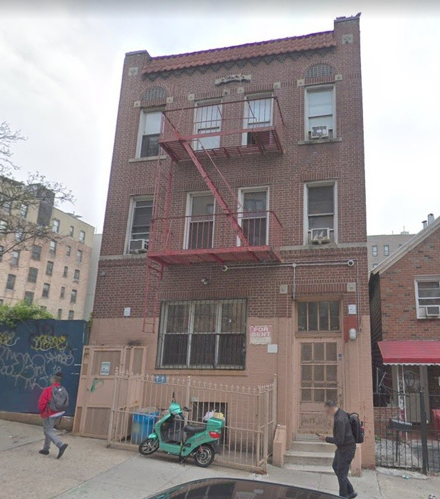 215 E 203rd St in Bronx, NY - Building Photo