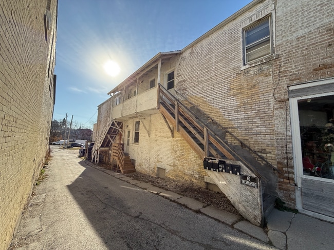 201 E Mill St, Unit 3 in Plymouth, WI - Foto de edificio - Building Photo