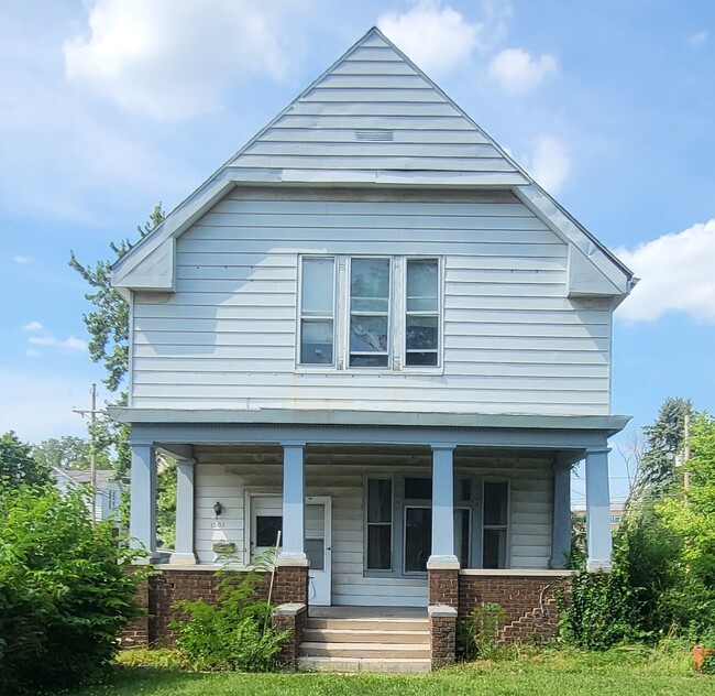 property at 1501 E Lewis St