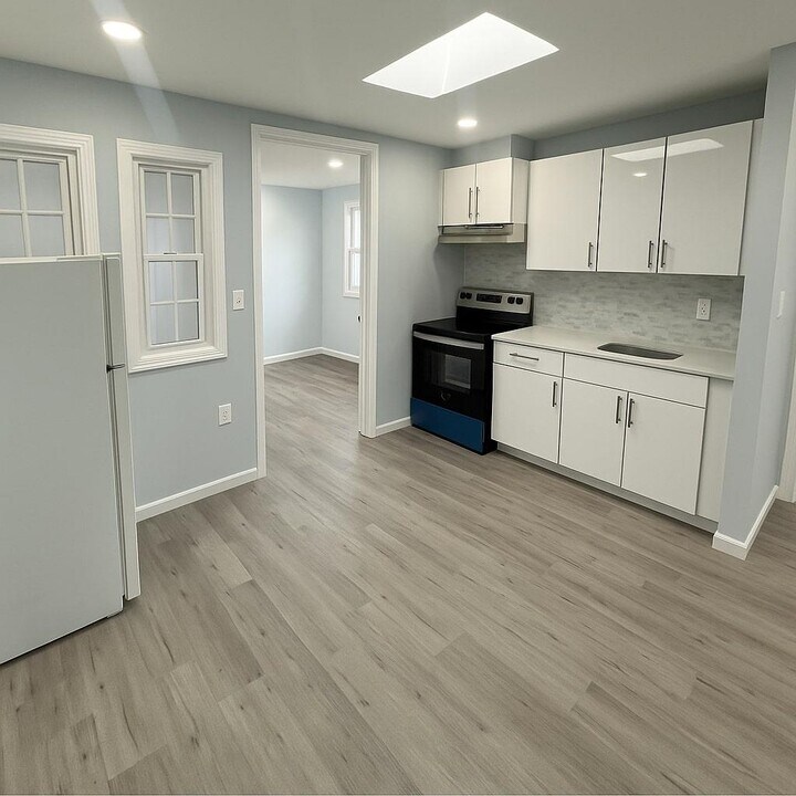 218-13 Jamaica Ave in Queens, NY - Building Photo
