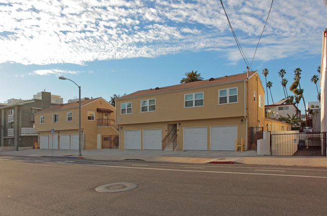 217-223 Bicknell Ave in Santa Monica, CA - Foto de edificio - Building Photo