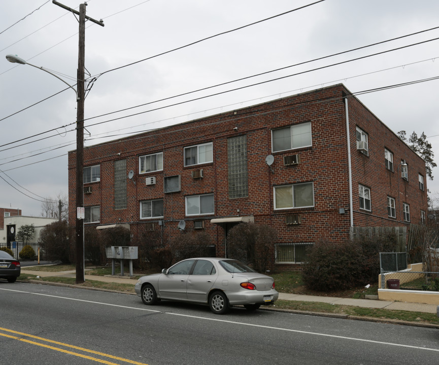 2027 - 2033 Rhawn St in Philadelphia, PA - Building Photo