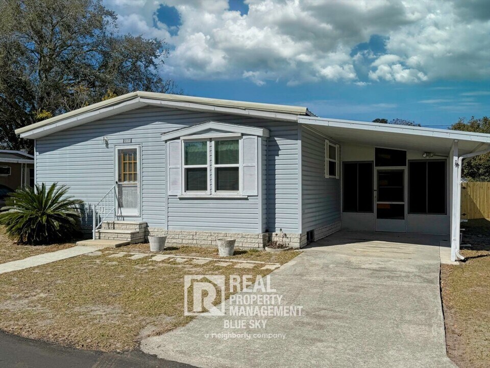 5641 Columbia Dr in New Port Richey, FL - Building Photo