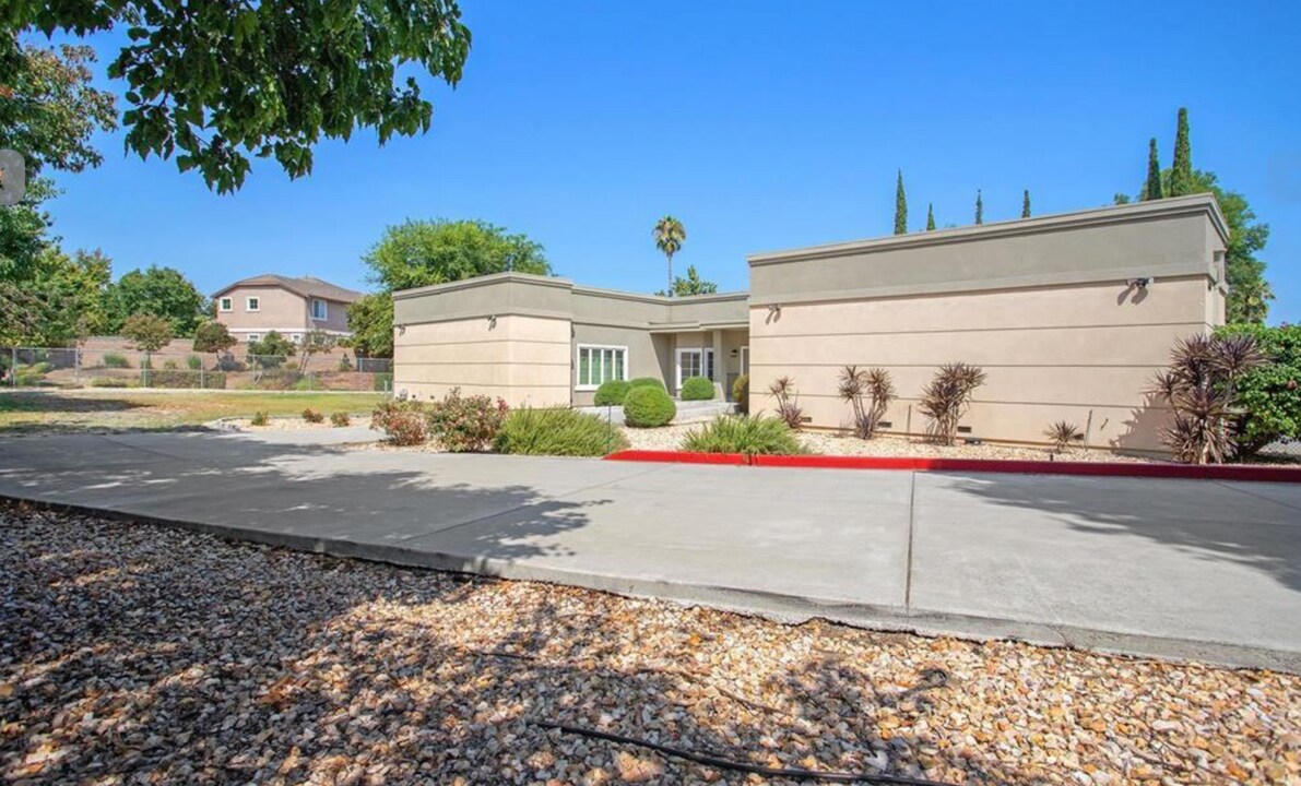3431 Balfour Rd in Brentwood, CA - Building Photo