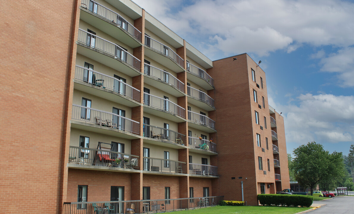 Vista South Apartments in New Castle, PA - Building Photo