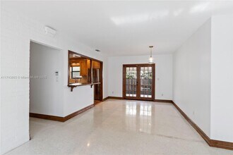 574 NE 102nd St in Miami Shores, FL - Foto de edificio - Building Photo