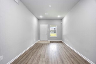 8215 Lawler St in Houston, TX - Foto de edificio - Building Photo