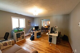 1327 6th St NE in Minneapolis, MN - Building Photo - Building Photo
