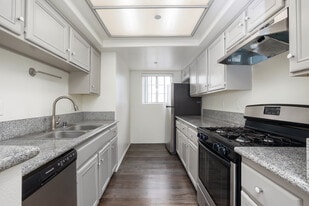 Cloverdale Apartments in Los Angeles, CA - Building Photo