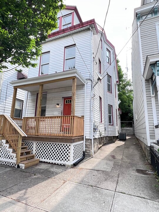 2240 Victor St in Cincinnati, OH - Building Photo