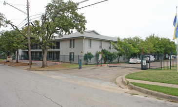 La Hacienda Apartments in Fort Worth, TX - Building Photo - Building Photo