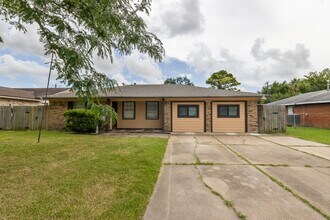 2105 21st Ave N in Texas City, TX - Building Photo - Building Photo
