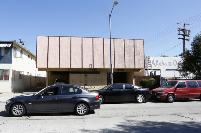 7222 Alabama Ave in Canoga Park, CA - Foto de edificio - Building Photo