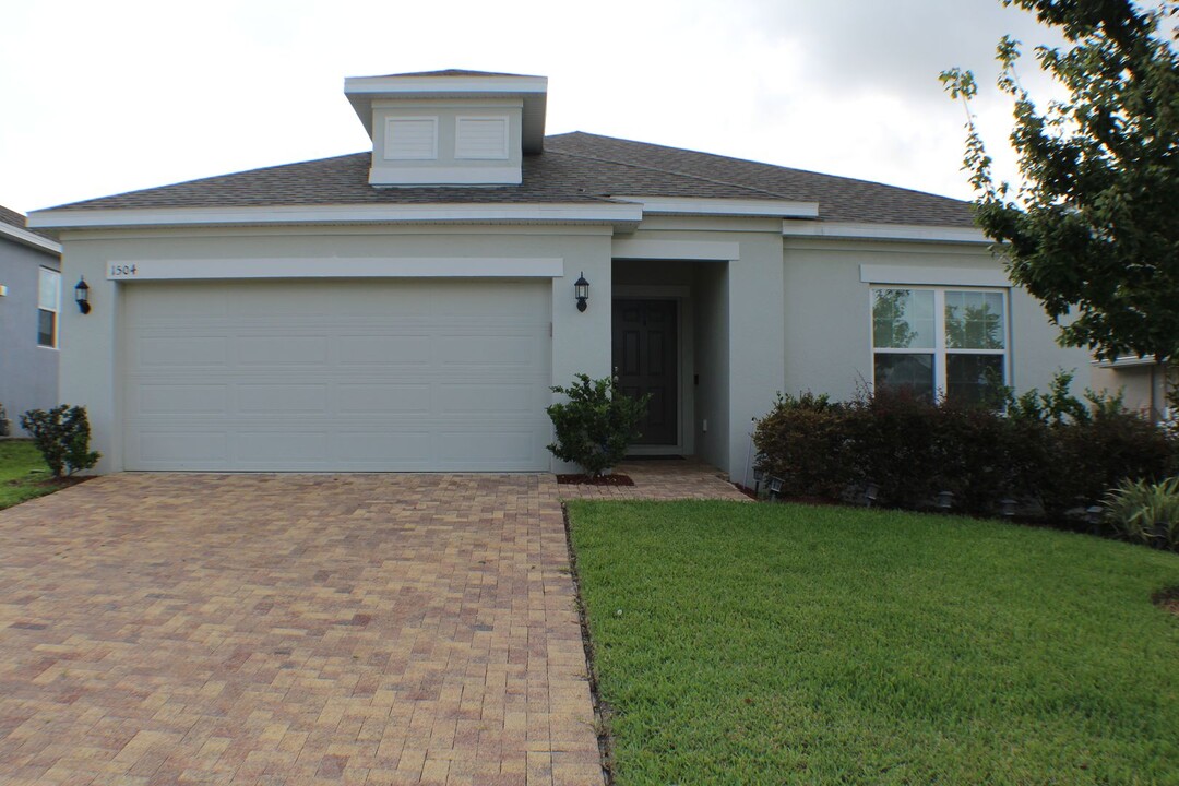 1504 Finchburg St in Clermont, FL - Foto de edificio