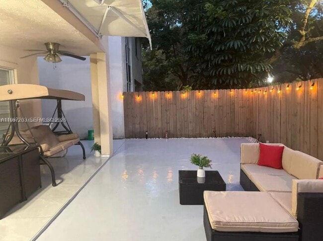 15022 SW 143rd Ter in Miami, FL - Foto de edificio - Building Photo