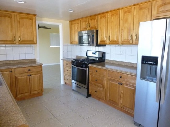 1700 Mountain View Ave in Oceanside, CA - Foto de edificio - Building Photo