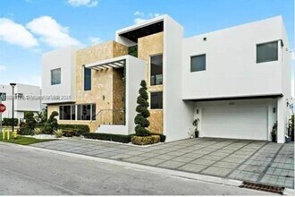 6767 NW 103rd Pl in Doral, FL - Building Photo - Building Photo