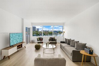 9881 E Bay Harbor Dr in Bay Harbor Islands, FL - Building Photo - Building Photo