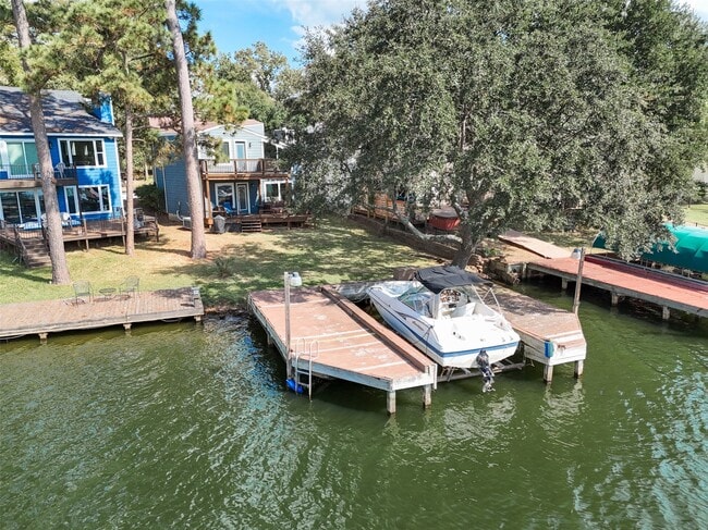 3203 Poe Dr in Montgomery, TX - Foto de edificio - Building Photo