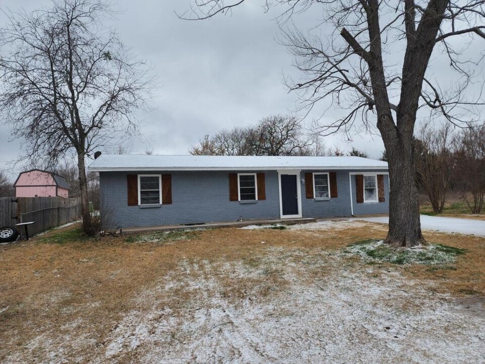 211 Umstead Ave in Colbert, OK - Building Photo