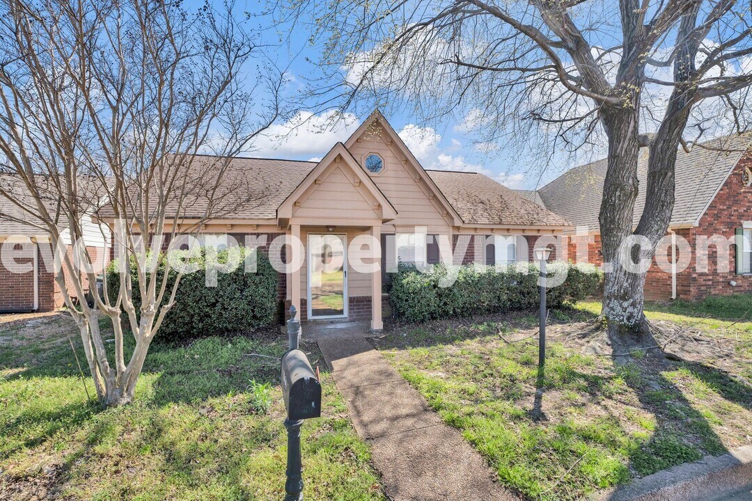 1664 Raybrad Dr in Memphis, TN - Building Photo
