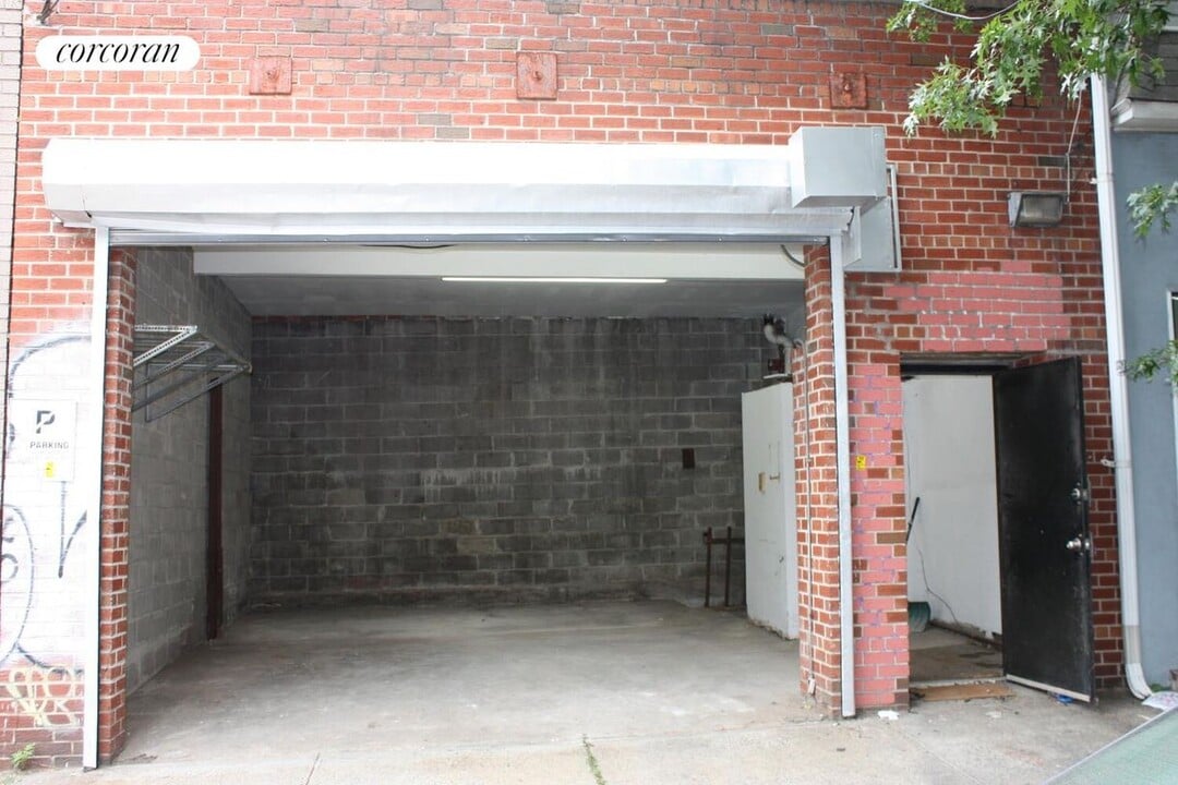 393 Manhattan Ave in Brooklyn, NY - Foto de edificio