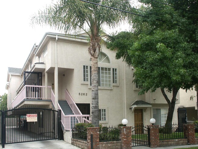 5262 Cartwright Ave in North Hollywood, CA - Foto de edificio - Building Photo