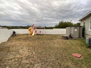 915 Rutledge Dr in Laredo, TX - Building Photo - Building Photo