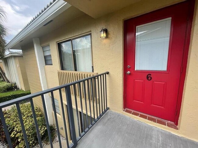 2621 Riverside Dr in Coral Springs, FL - Building Photo - Building Photo
