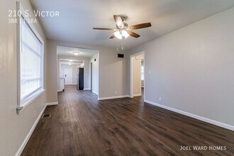 210 S Victor St in Champaign, IL - Building Photo - Building Photo
