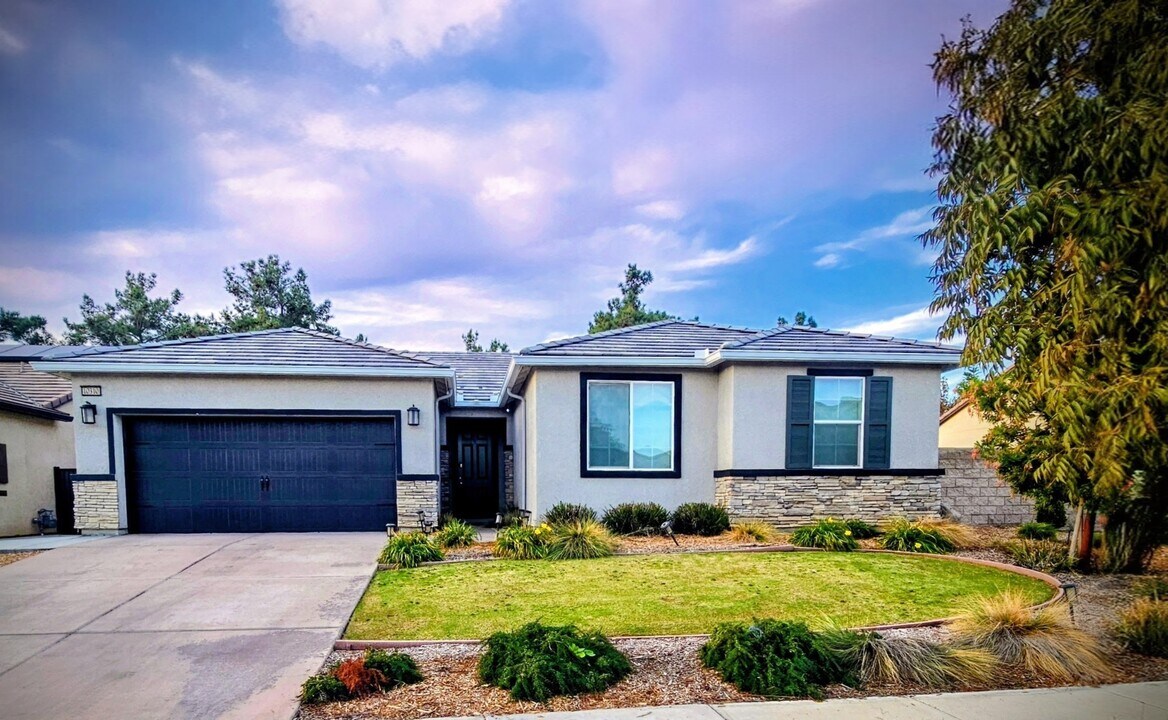 10310 Spanish Moss Dr in Bakersfield, CA - Building Photo
