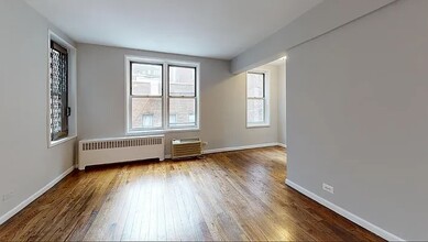 340 E 58th St in New York, NY - Building Photo - Building Photo