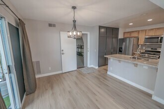 23957 Arroyo Park Dr in Santa Clarita, CA - Foto de edificio - Building Photo