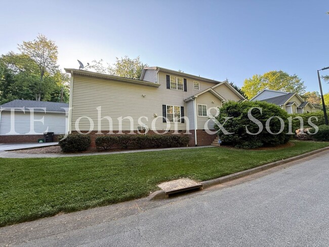 property at 135 Pebble Rdg Ln