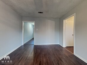 8466 Gallahad St in Houston, TX - Foto de edificio - Building Photo