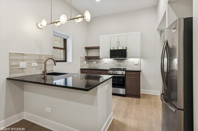 2119 N Clark St, Unit 2R in Chicago, IL - Building Photo - Building Photo