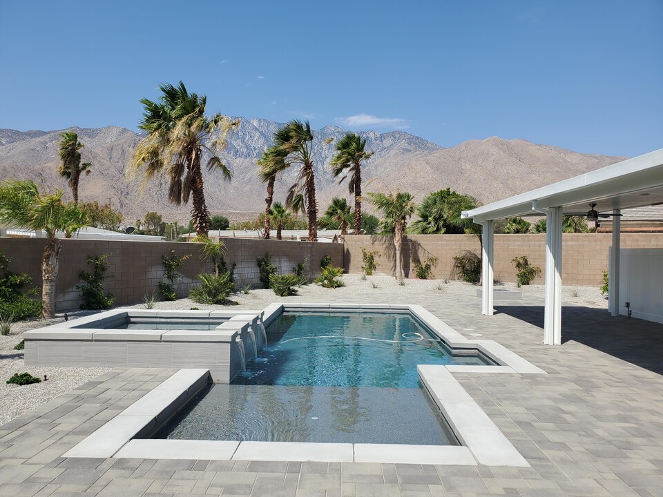 683 Ventana Ridge in Palm Springs, CA - Foto de edificio