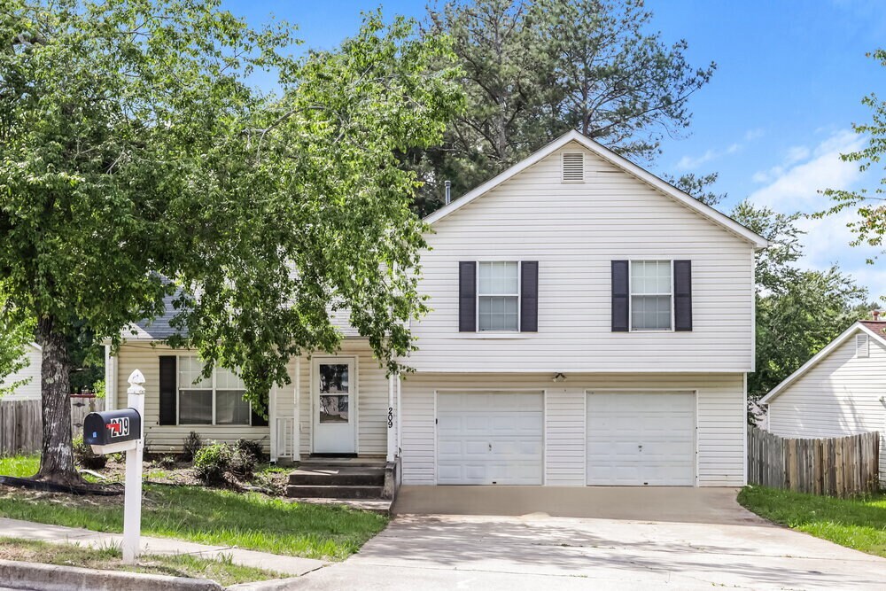 209 Brandon Ridge Cir in Stockbridge, GA - Building Photo