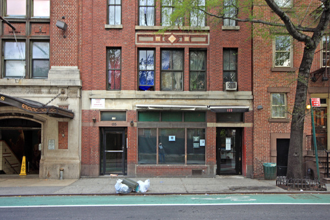 135 Christopher St in New York, NY - Building Photo - Building Photo