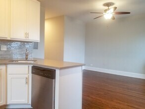 2211 W Foster Ave, Unit 3 in Chicago, IL - Building Photo - Building Photo