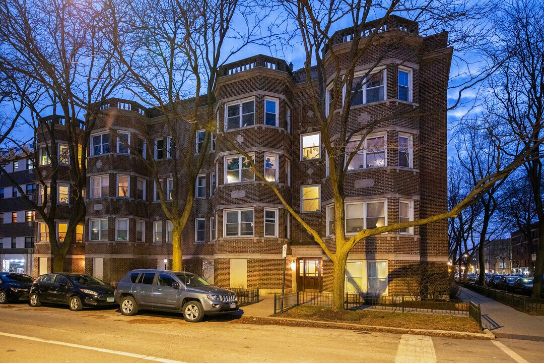 6042 N Kenmore Ave in Chicago, IL - Building Photo
