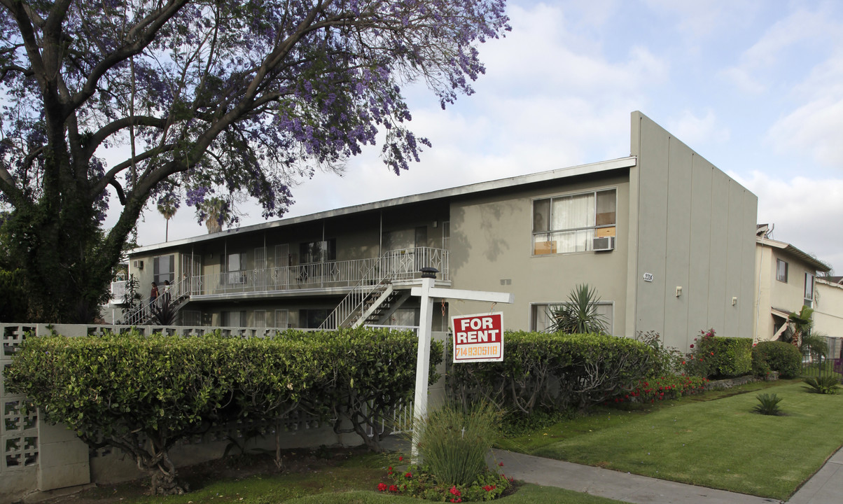 2324 E Commonwealth Ave in Fullerton, CA - Foto de edificio