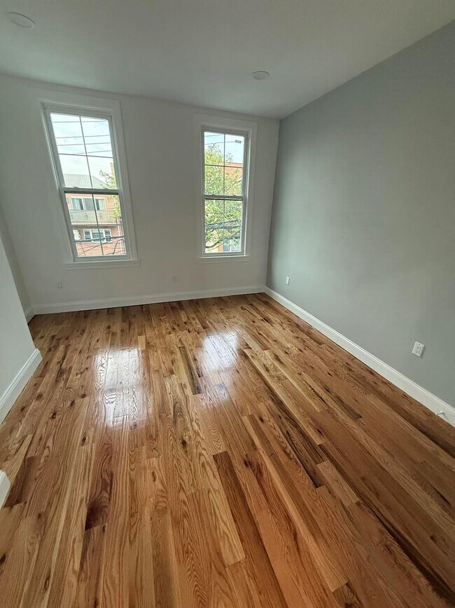 60-58 55th St in Queens, NY - Building Photo - Building Photo