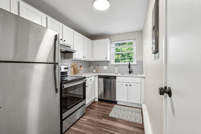 Newton Gardens in Newtonville, MA - Foto de edificio - Building Photo