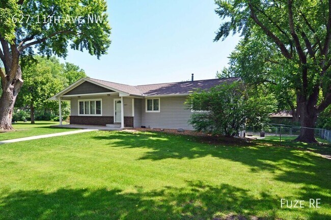 627 11th Ave NW in New Brighton, MN - Foto de edificio - Building Photo