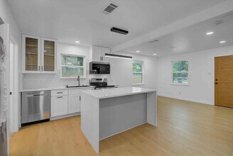 2805 2nd Ave N in Texas City, TX - Building Photo - Building Photo