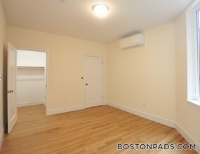 877 Beacon St, Unit 2 in Boston, MA - Foto de edificio - Building Photo