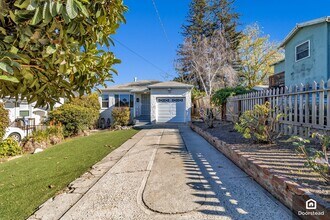 711 Smith Ave in Pinole, CA - Foto de edificio - Building Photo